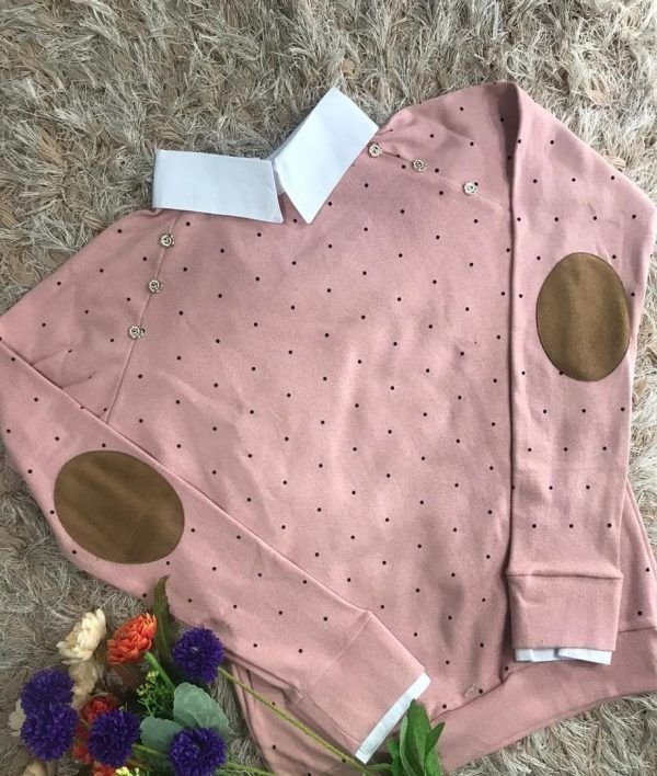 Buzo cerrado ajustado tipo pullover manga ranglan larga con coderas palo rosa